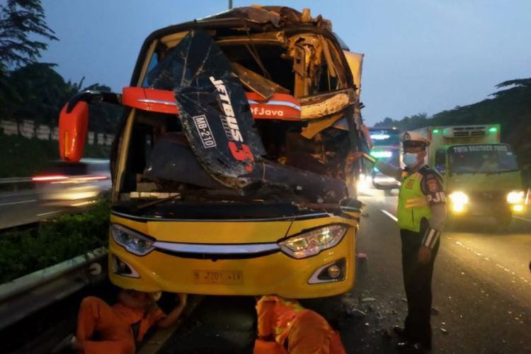 Kecelakaan 2 Truk Vs Bus di Tol JORR, 1 Orang Tewas