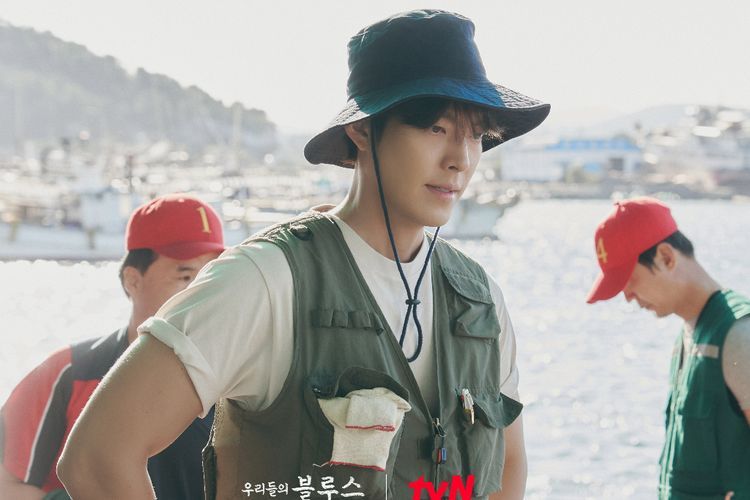 Kim Woo Bin di Drama 'Our Blues' Perankan Karakter Kapten Kapal yang Berhati Lembut