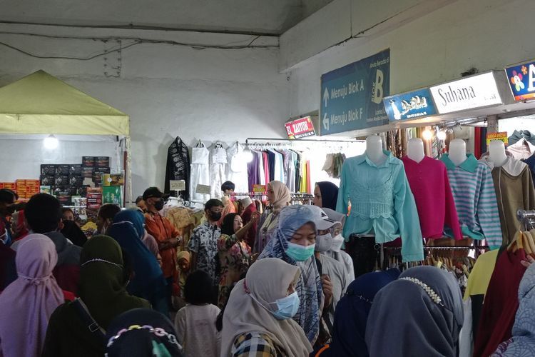 Sehari Jelang Puasa, Pengunjung Pasar Tanah Abang Membeludak! 