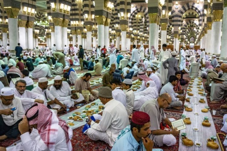 Melihat Ramadhan di Madinah, Jamaah Buka Puasa Bersama Tanpa Ngobrol