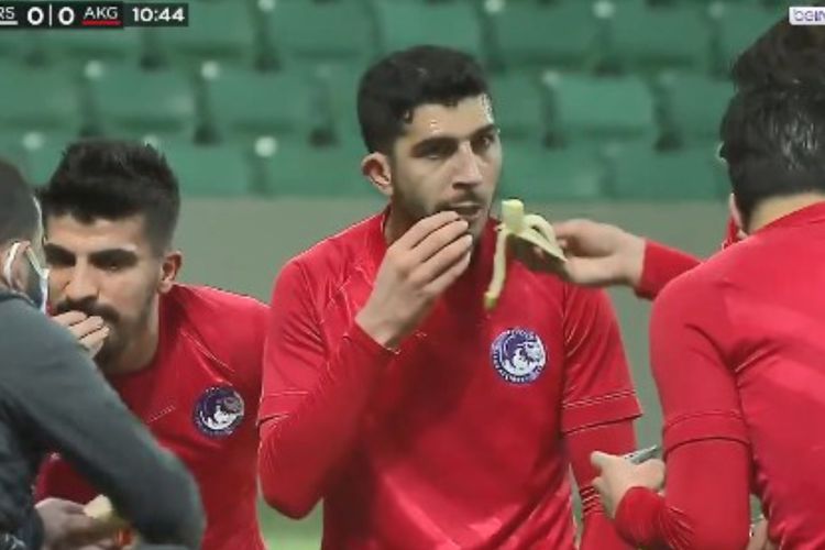 Momen Pemain Liga Turki Buka Puasa di Tengah Laga, Makan Pisang dan Kurma