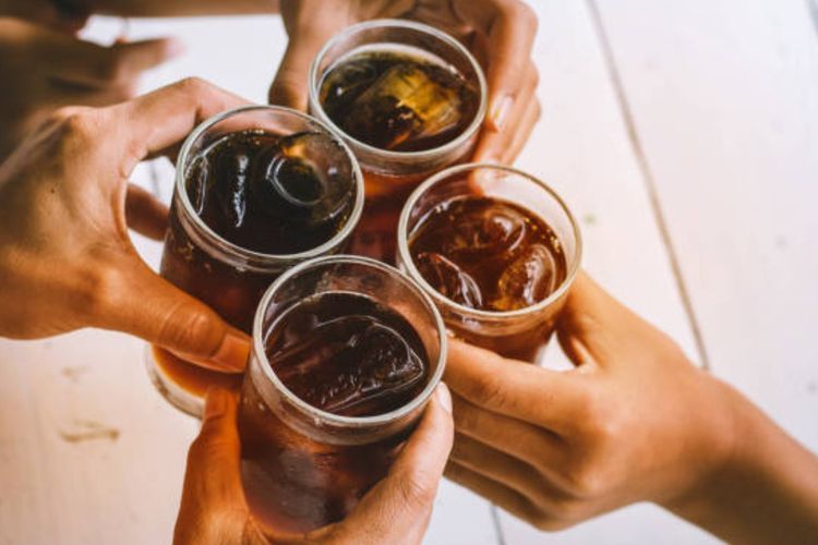 Waduh! Ini 5 Bahaya Minum Es saat Buka Puasa, Sebabkan Kembung hingga Gangguan Jantung
