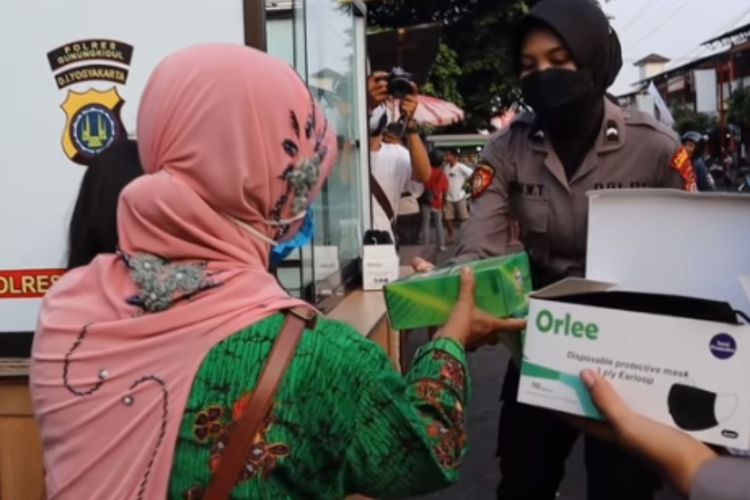 Aksi Polwan-Polwan Cantik Bagikan Takjil dan Masker kepada Warga di Gunungkidul