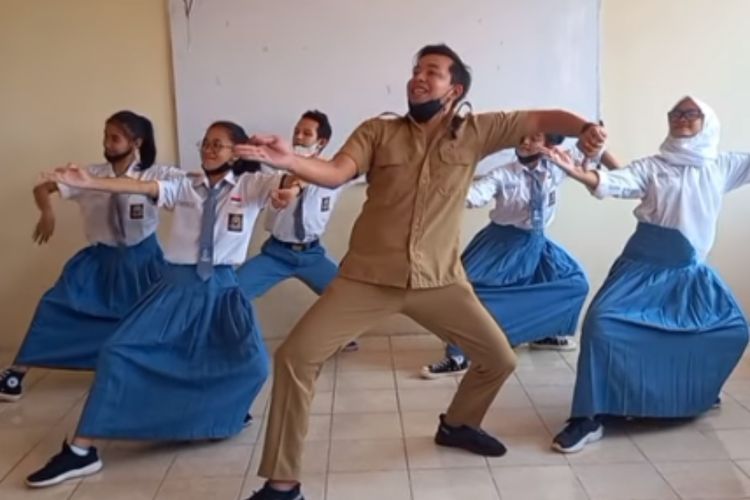 Saat Guru Tari Ajak Murid Bawakan Tari Tradisional di Kelas, Mendikbud Nadiem Terharu