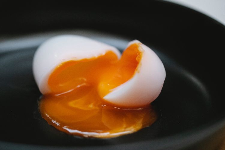 Disukai Banyak Orang, Berbahayakah Makan Telur Mentah?