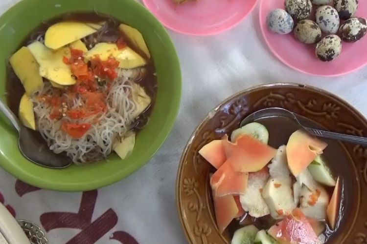 Rujak Aneh Disiram Kuah Ikan Pindang Tapi Rasanya Enggak Amis, Sehari Cuan Rp1,5 Juta