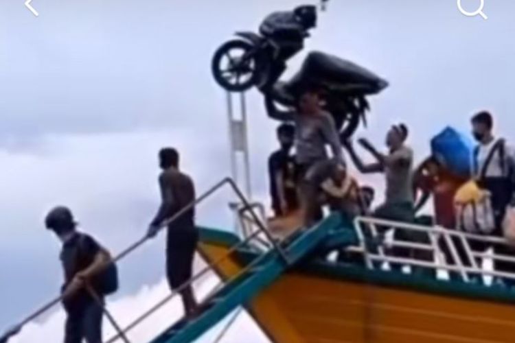 Bikin Melongo! Pemudik Ini Tenteng Motor seperti Tas saat Turun dari Kapal