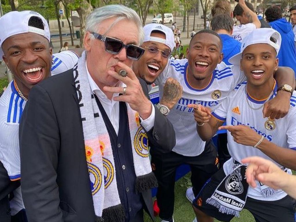 Gaya Nyentrik Ancelotti Isap Cerutu usai Madrid Juara LaLiga, Netizen: Kayak Mafia Italia