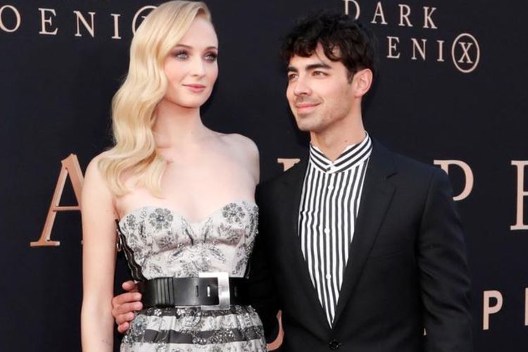 Sophie Turner Pamer Baby Bump Anak Kedua dengan Joe Jonas di Met Gala, Tak Lagi Ditutupi
