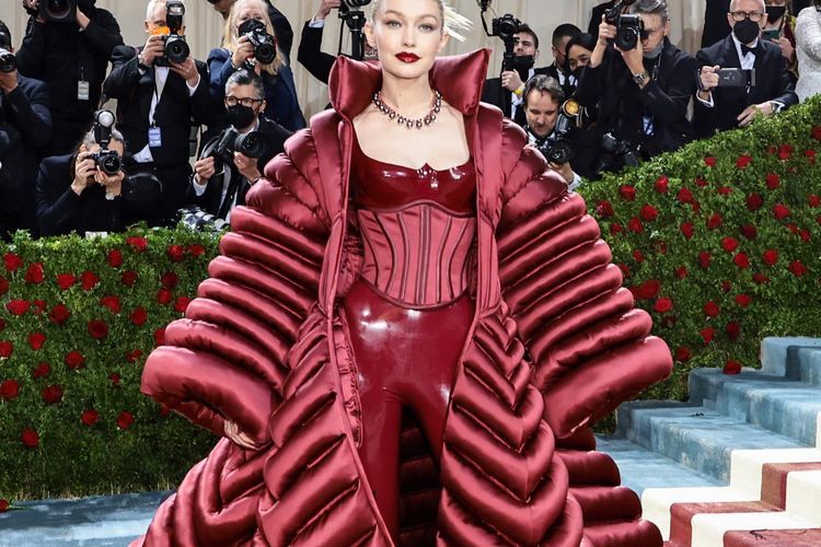 Pakai Korset Kulit, Fashion Gigi Hadid di Met Gala 2022 Jadi Sorotan