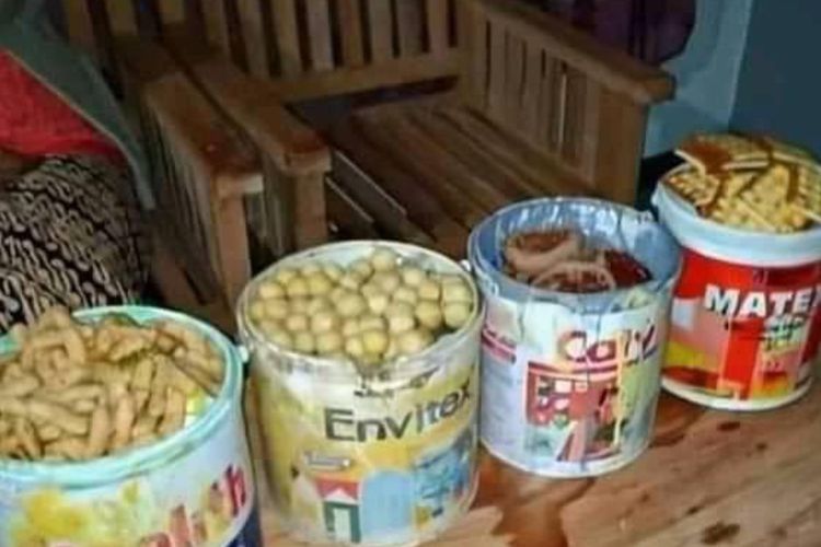 Wkwk! Bukan di Toples, Kue Lebaran Ini Malah Disajikan di Kaleng Bekas Cat, Tertarik Coba?