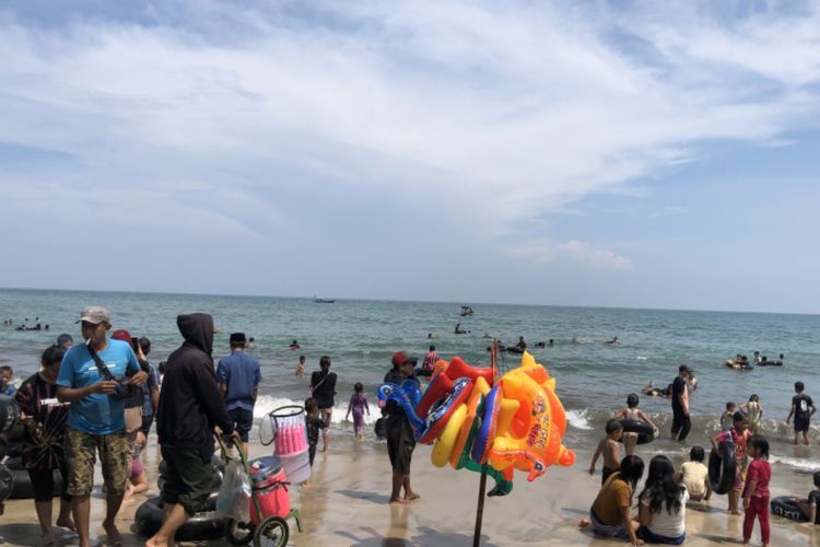 Gegara Macet, Banyak Pengunjung Pantai Anyer Pilih Tidur di Saung dan Tanah Beralas Tikar