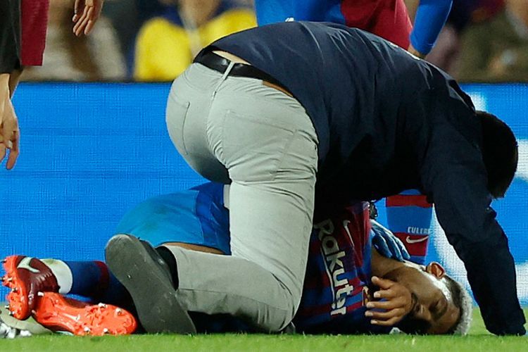 Tabrakan Kepala dengan Sesama Pemain Barcelona, Ronald Araujo Gegar Otak