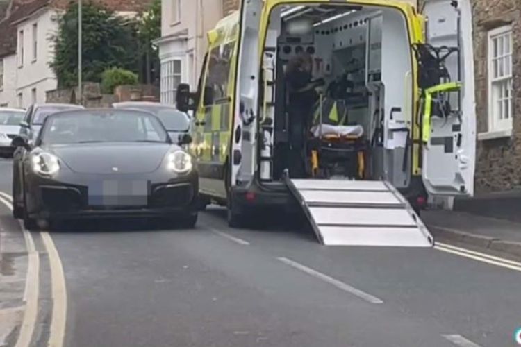 Kocak! Takut Mobilnya Lecet  Pemilik Porsche 911 Malah Buat Gaduh Jalan Umum