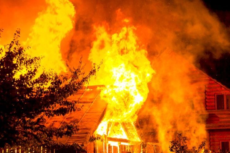 Tragis! 3 Rumah di Pulogadung Terbakar, 1 Orang Tewas Terjebak di Kamar Mandi
