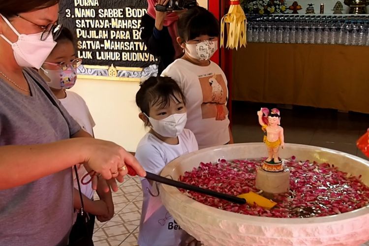 Pertama Kali dalam Sejarah! Patung Bayi Buddha Dimandikan di TITD Sumber Naga