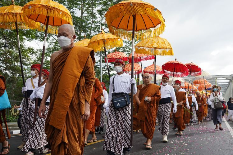 Foto-foto Ribuan Umat Buddha Ikut Arak-arakan dari Candi Mendut ke Borobudur