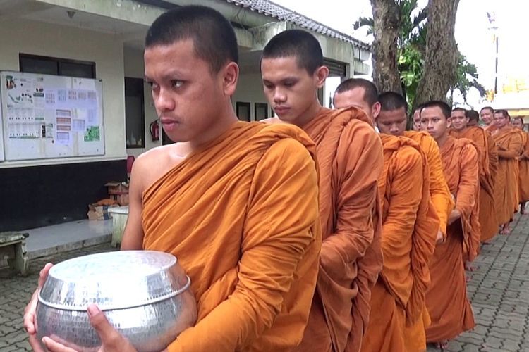 Kenapa Para Biksu Berjalan Rapi Sambil Bawa Periuk Jelang Waisak? Ini Jawabannya? 