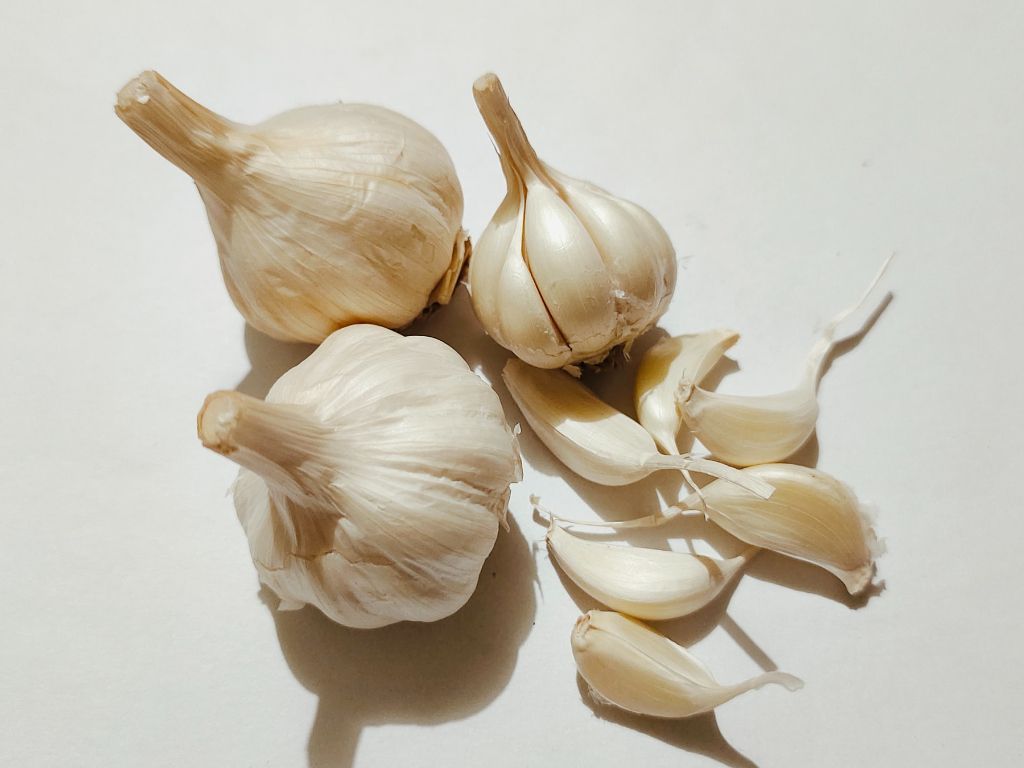 Apa Manfaat Makan Bawang Putih Mentah? Inilah 7 Khasiatnya