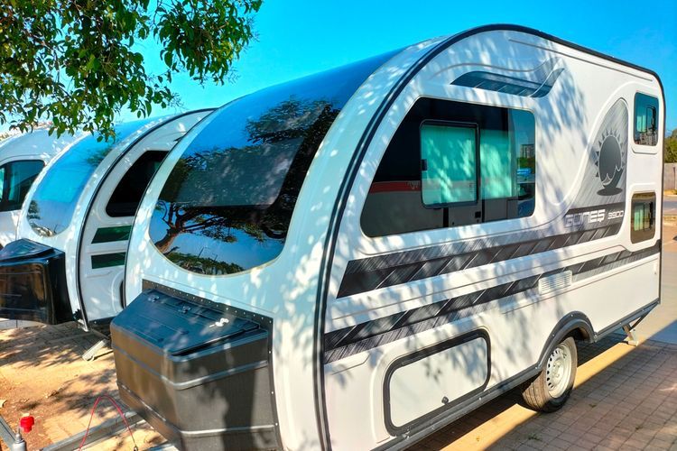 Intip Isi Campervan dan Karavan yang 'Menginvasi' Pantai Ini, Ternyata Keduanya Berbeda! 