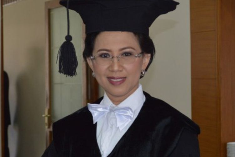 Segera Dilantik, Ini 6 Fakta Ova Emilia Rektor UGM yang Baru, Termasuk Prestasi & Gelarnya