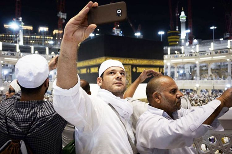 Suara Adzan Gaib di Dalam Ka'bah Direkam Jemaah Ramai-Ramai, Bolehkah Bawa HP di Ka'bah?