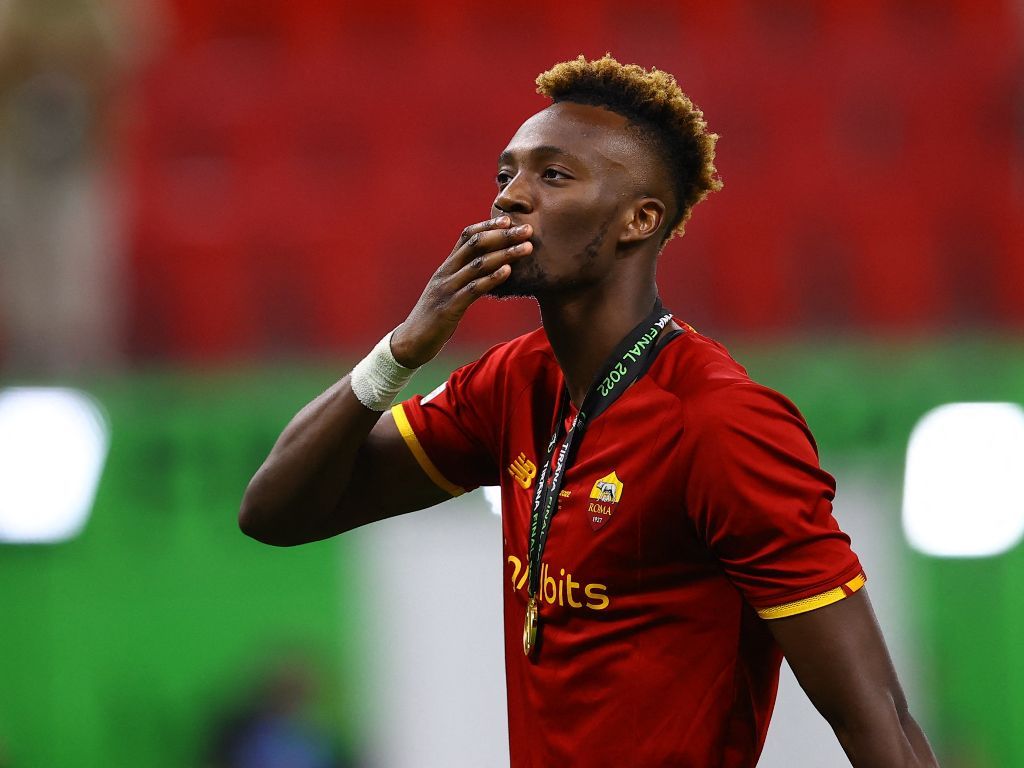 Momen Tammy Abraham Kedipkan Mata ke Mourinho usai Jatuh Dijegal Lawan, Akting?