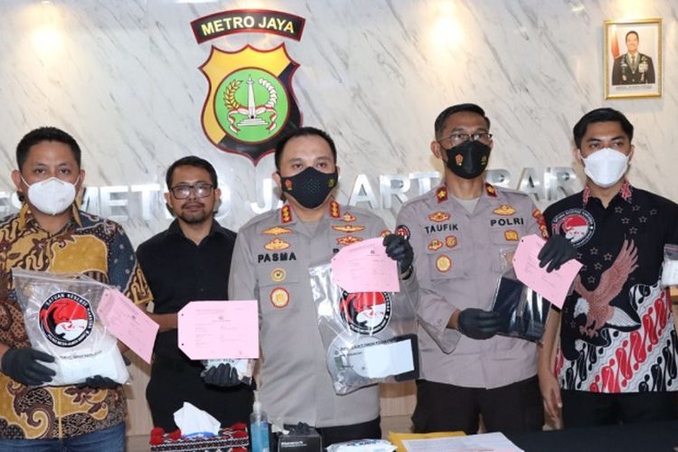2 Pengedar Narkoba Ditangkap Usai Gerebek Kampung Ambon, 2,4 Kg Sabu Disita