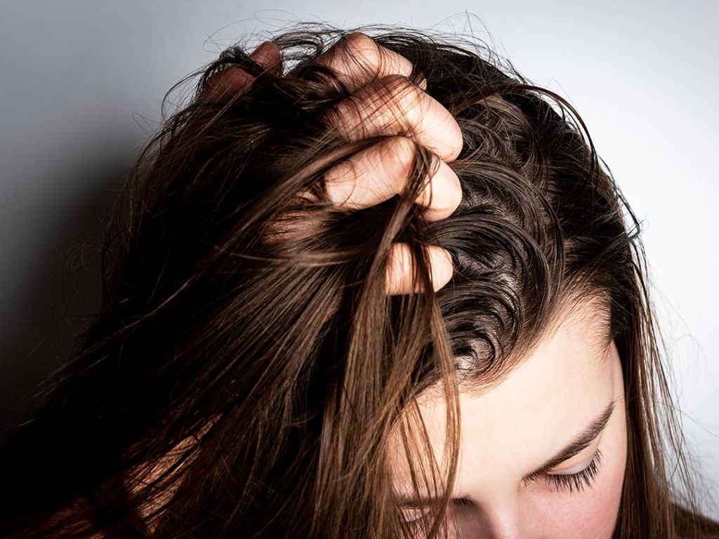Cara Merawat Kulit Kepala dan Rambut Berminyak, Apa Penyebabnya?