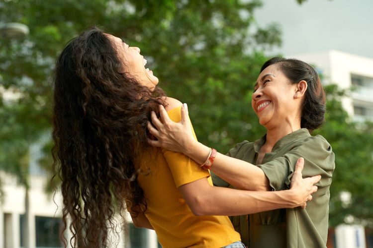 Selain Memberi Hadiah, Begini Cara Menunjukkan Kasih Sayang kepada Orangtua