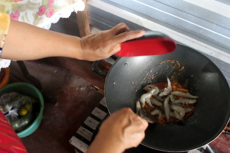Rahasia Resto Ini Terbongkar! Ternyata Ini Kunci Laris Manis Si Udang Asam Manis