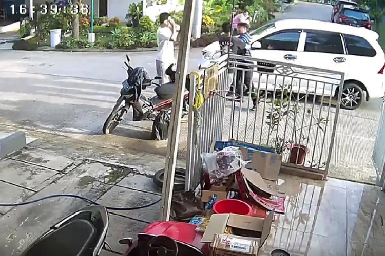 Tak Terima Ditegur karena Ngebut, Pemilik Avanza Ini Malah Emosi dan Mukul