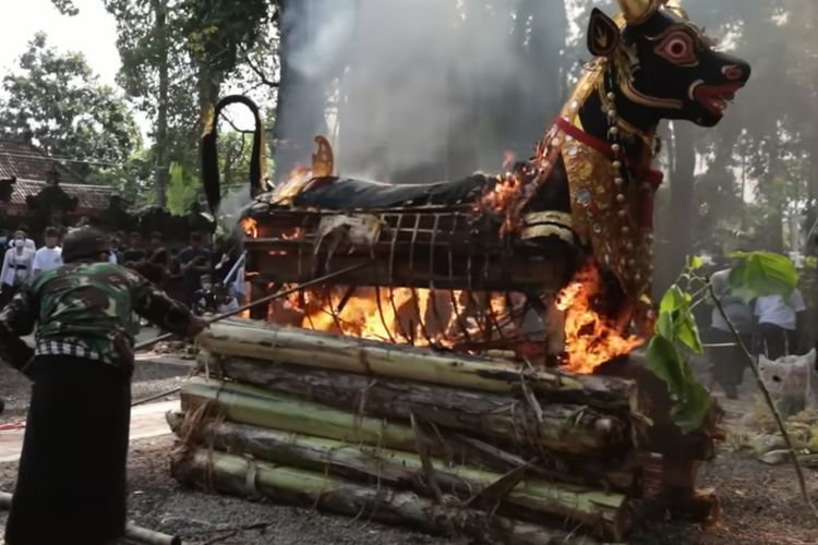  Melihat Lebih Dekat Prosesi Ngaben, Tradisi Bakar Jenazah di Bali