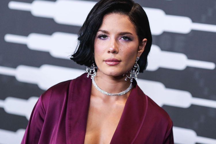 Halsey Batalkan Pertunjukan di Maryland karena Banjir, Bahkan Ada Tikus di Panggung