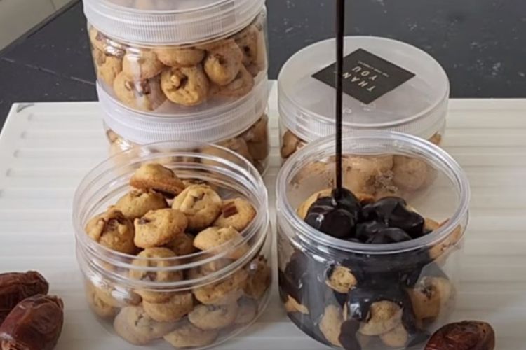 Resep Mini Cookies Kurma dengan Siraman Saus Cokelat, Camilan Manis Teman Nonton di Rumah