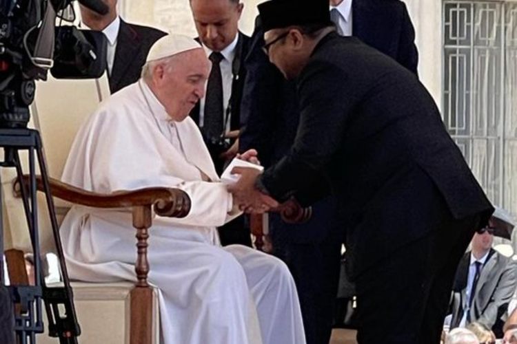 Bertemu Paus Fransiskus, Menag Yaqut Sampaikan Undangan Jokowi untuk Kunjungi Indonesia