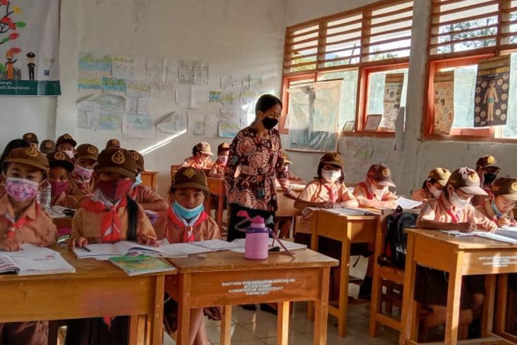 Bergelar S2, Guru Honorer Rela Mengajar 9 Tahun di Pedalaman, Gajinya Cuma Rp300 Ribu