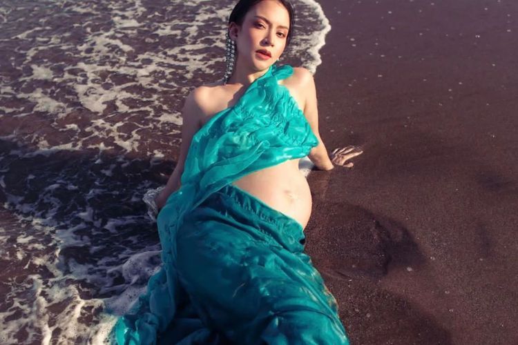 Cantiknya Karina Nadila di Pemotretan Kehamilan Anak Pertamanya: Glowing Mama!