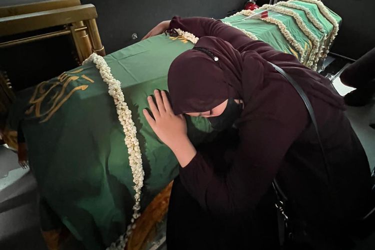 Momen Pilu Zara Peluk Erat Keranda Eril di Mobil Jenazah: Satu Pelukan Terakhir