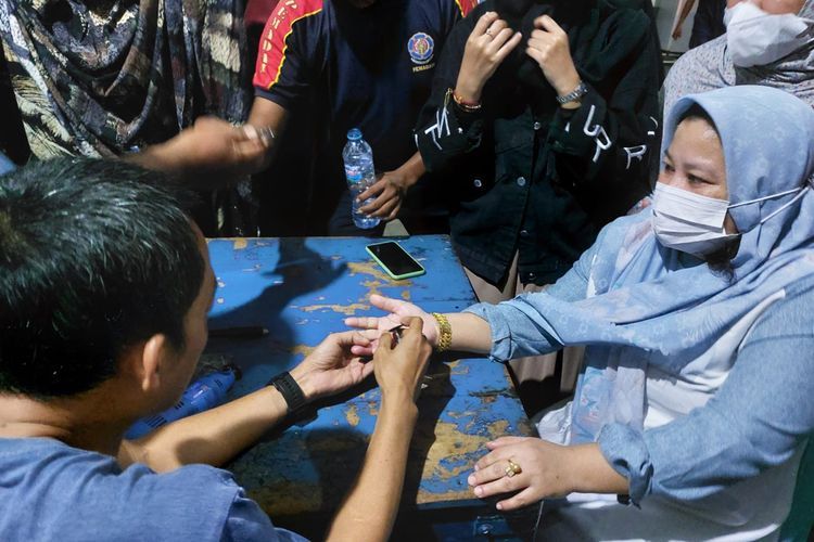 Tegang! Detik-detik Petugas Damkar Potong 2 Cincin di Jari Ibu Ini Pakai Gerinda
