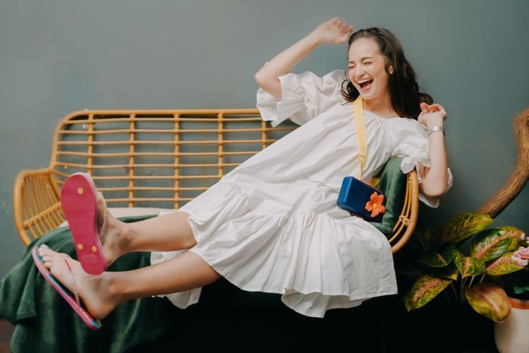 Gaya ala Enzy Storia Pakai Sandal Jepit, Santai Gak Norak!