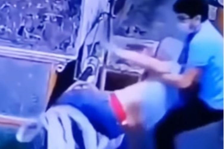 Aksi Heroik Pekerja Selamatkan Teman yang Hampir Tergiling Mesin di Pabrik