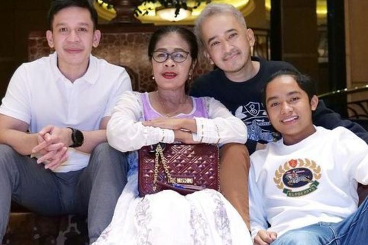 Ruben Onsu Tampak Pucat Foto Bareng Ibu, Netizen Salfok ke Tampilan Wajah Betrand Peto