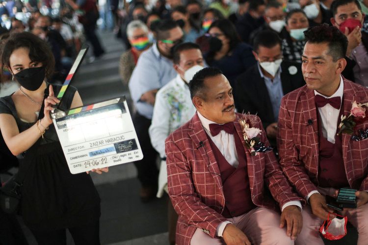 Potret Meriahnya Nikah Massal Pasangan Sesama Jenis di Meksiko