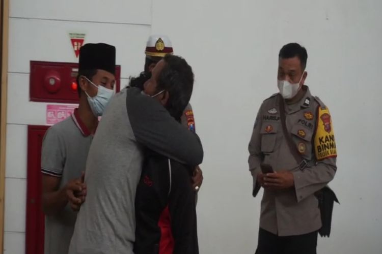 Tangis Haru Pertemuan Bapak dan Anak Usai Terpisah 30 Tahun, Dikira Jadi Korban Tsunami