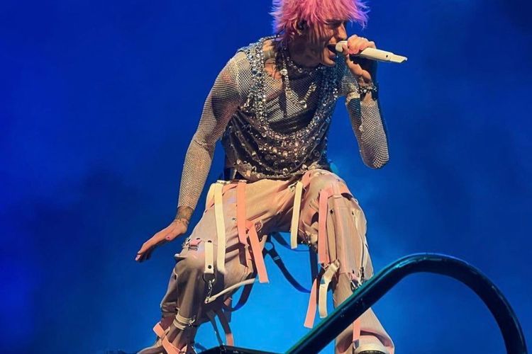 Machine Gun Kelly Berdarah Saat Gelar Konser 'Mainstream Sellout Tour', Sudah Kayak Debus!