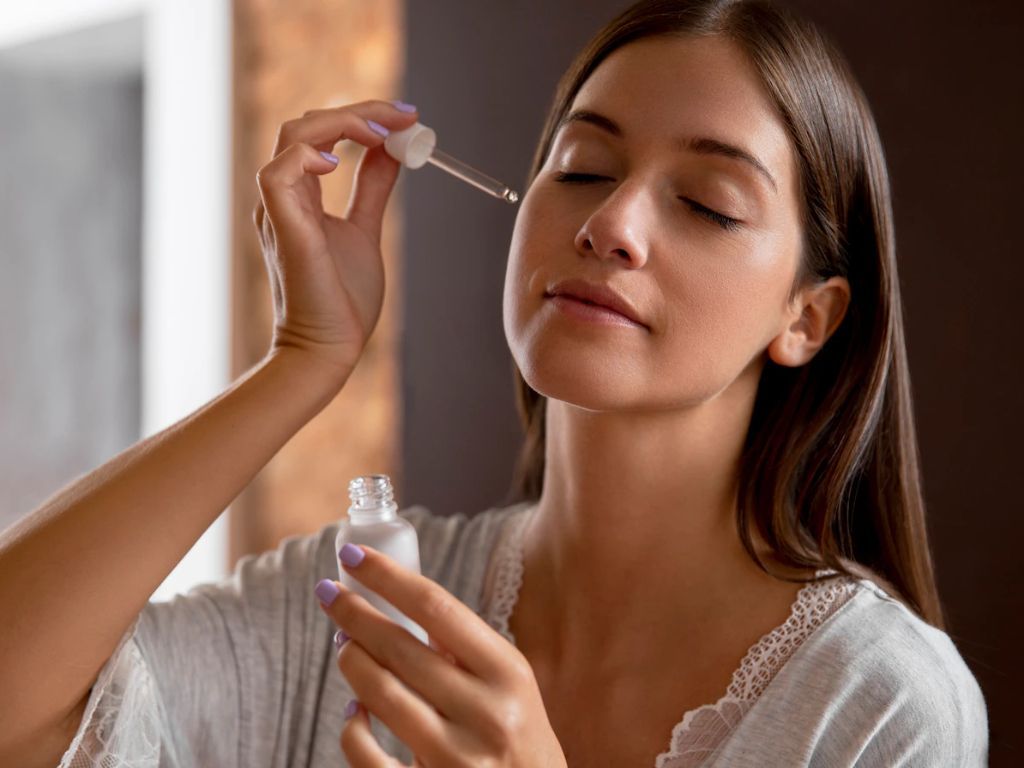 3 Cara Pakai Retinol dengan Tepat agar Tak Mudah Breakout, Simak! 