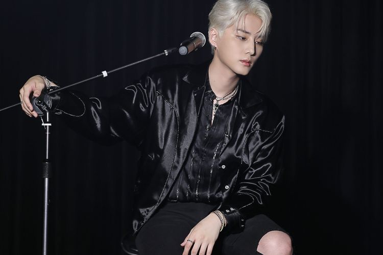 Young K Day6 Rilis Cover Striped dari Oasis 'Don't Look Back In Anger'