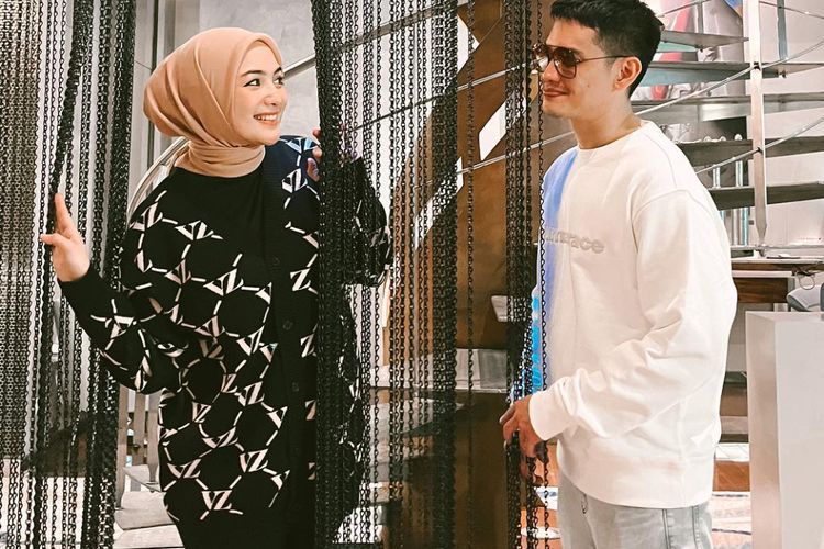 Wow! Citra Kirana Pakai Tumbler Dior, Rezky Aditya Coba Minum: Rasanya Ada Mahal-mahalnya