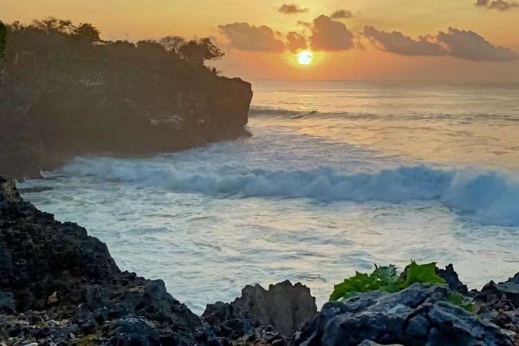 Bukan Kuta atau Diamond, Ini Pantai yang Cocok Buat Honeymoon di Bali 